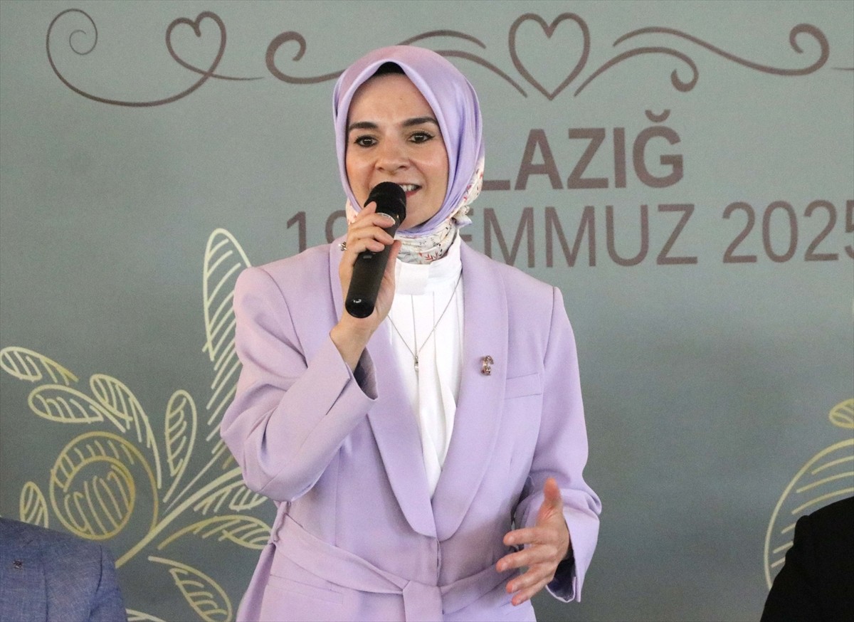 Aile ve Sosyal Hizmetler Bakanı Mahinur Özdemir Göktaş, Elazığ'da bir restoranda düzenlenen...