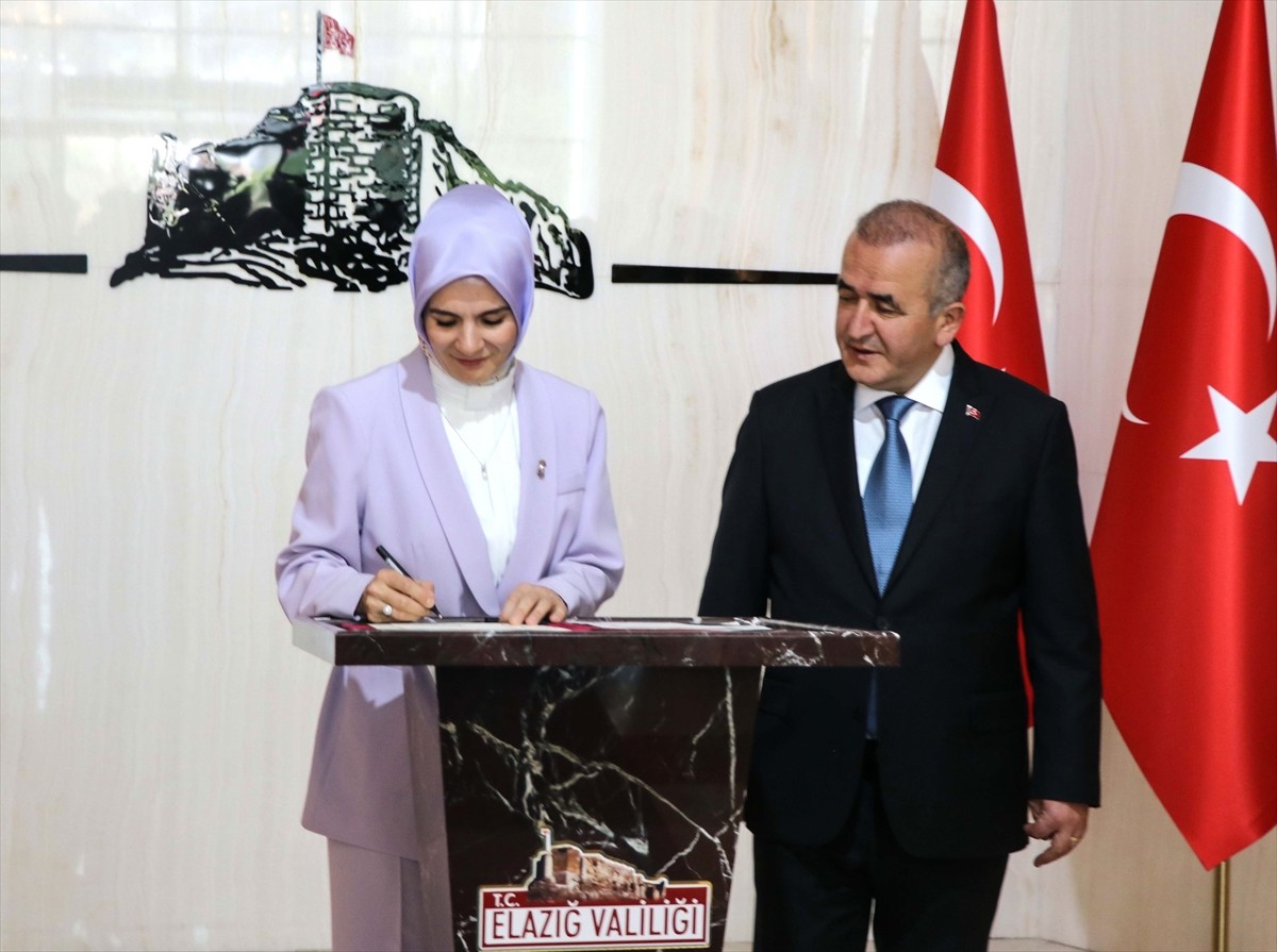 Aile ve Sosyal Hizmetler Bakanı Mahinur Özdemir Göktaş, Elazığ Valiliğini ziyaret etti. Vali Numan...