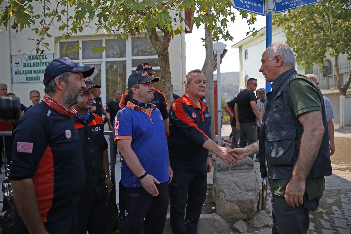 AK Parti Genel Başkanvekili Efkan Ala (sağda), Bursa'nın Gürsu ve Kestel ilçeleri arasında çıkan...