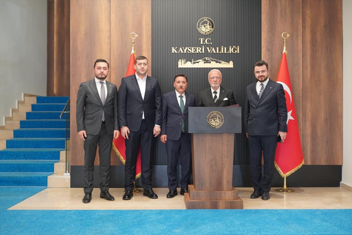 AK Parti Genel Başkanvekili Mustafa Elitaş (sağ 2), Kayseri Valisi Gökmen Çiçek'i (ortada)...