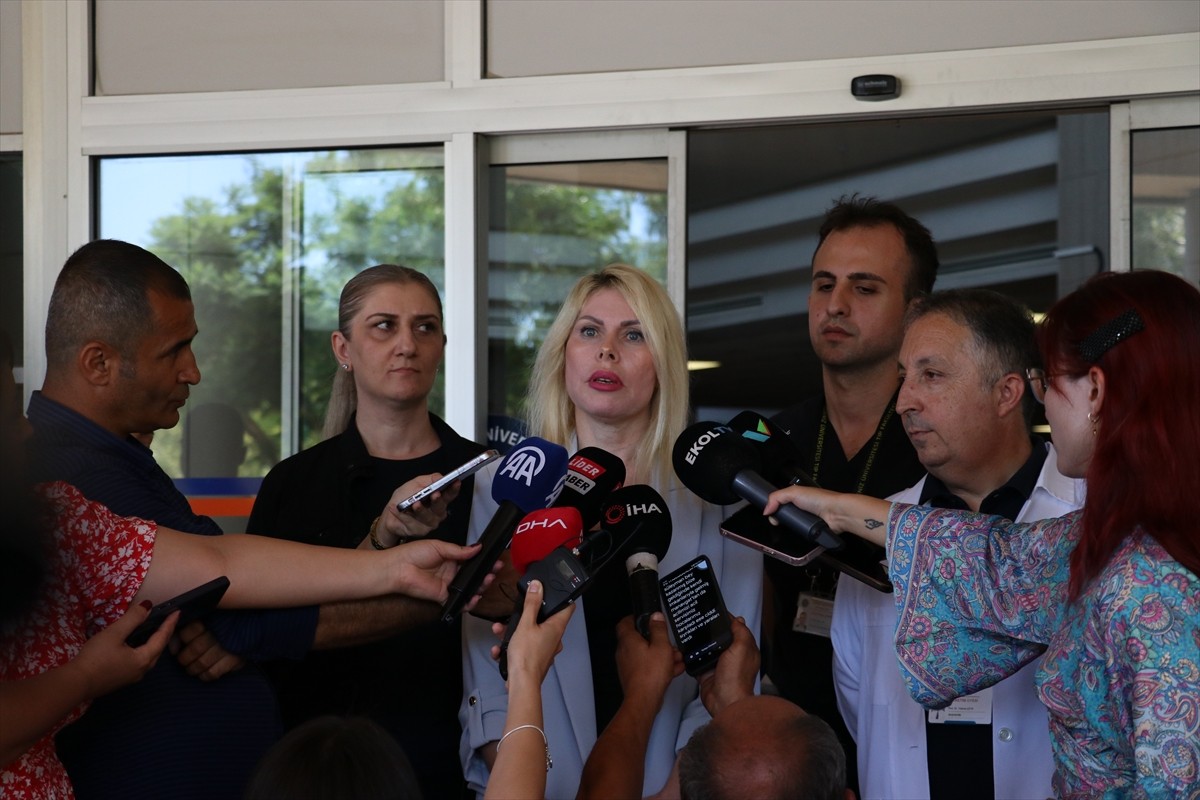 Akdeniz Üniversitesi Rektörü Prof. Dr. Özlenen Özkan, Antalya'nın Manavgat ilçesinde dün aslanın...