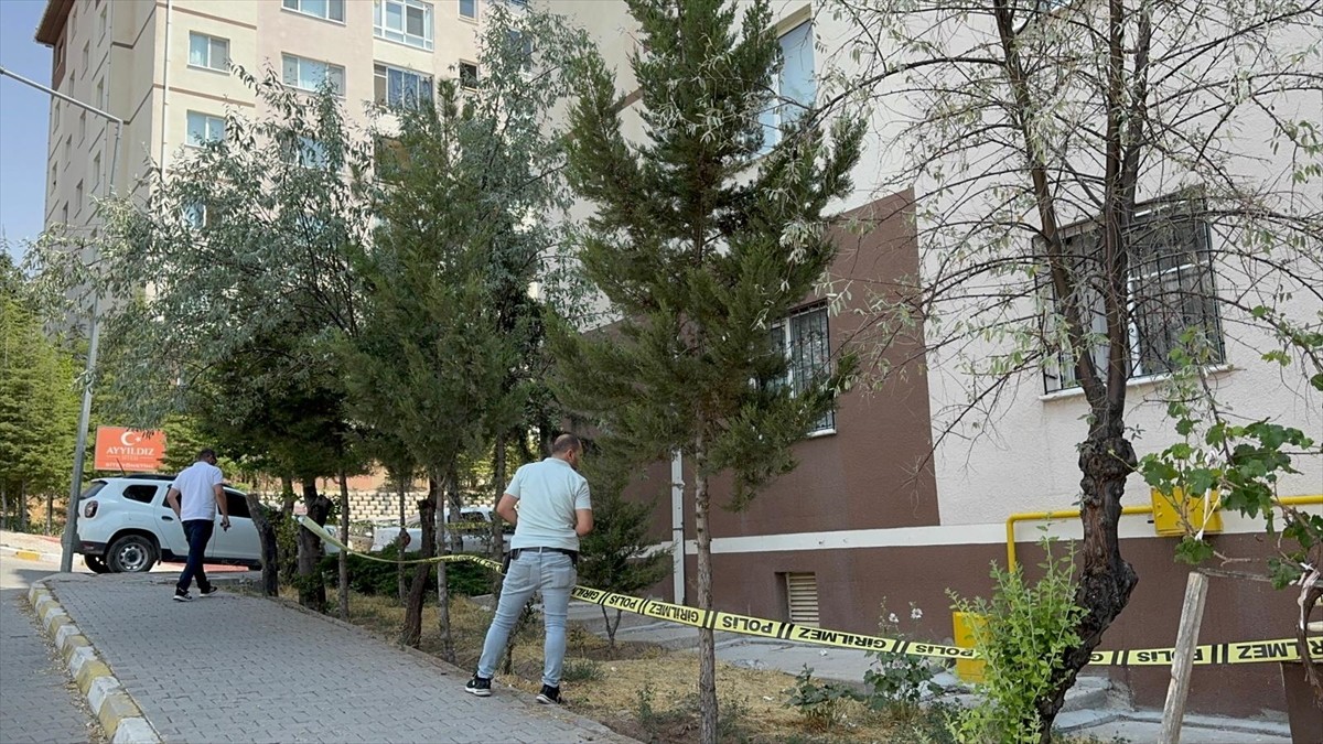 Aksaray'da 4. kattaki evlerinin camından düşen çocuk ağır yaralandı.