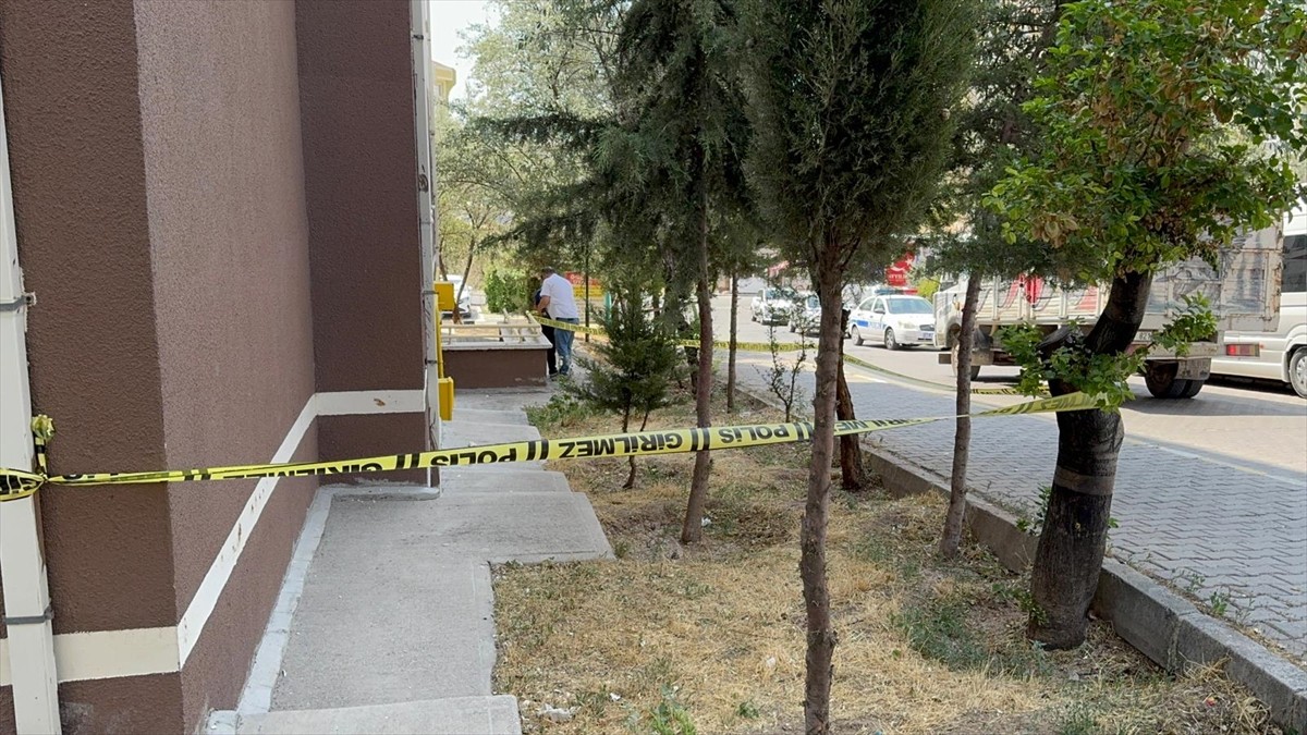 Aksaray'da 4. kattaki evlerinin camından düşen çocuk ağır yaralandı.