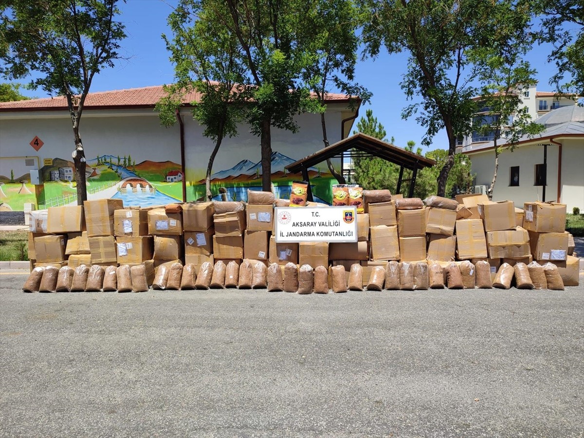 Aksaray'da bir kargo şirketinin araçlarında bulunan 9 ton 169 kilogram kaçak tütüne el...