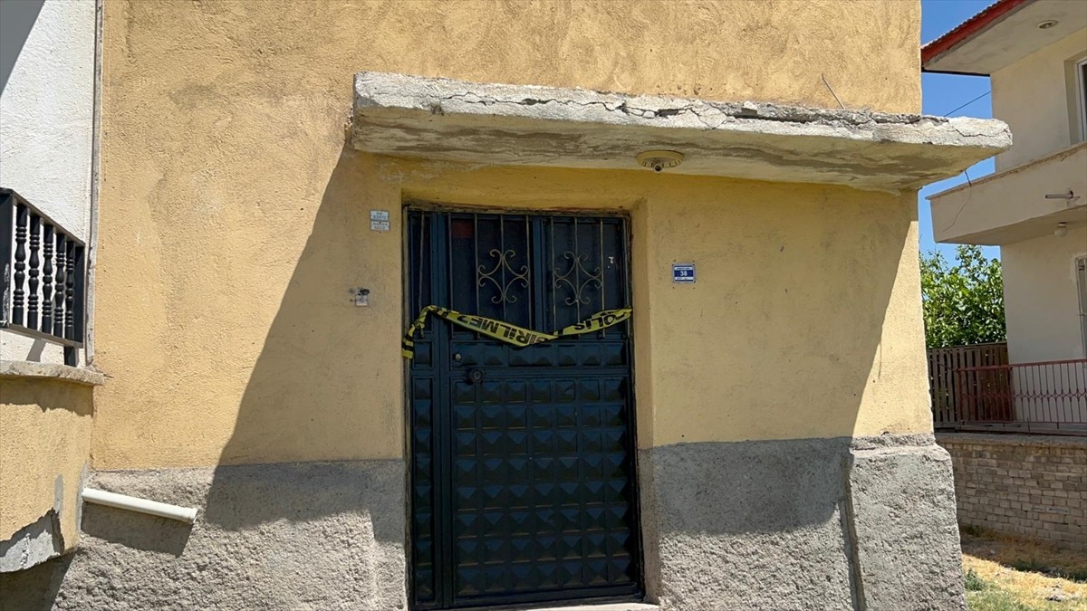 Aksaray'da tartıştığı ağabeyini bıçaklayarak öldürdüğü öne sürülen 14 yaşındaki şüpheli ile annesi...