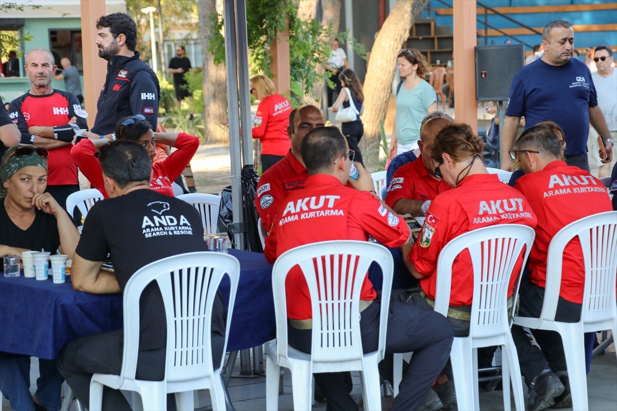 AKUT İzmir Temsilciliği, Eskişehir'in Seyitgazi ilçesindeki orman yangınına müdahale ederken...
