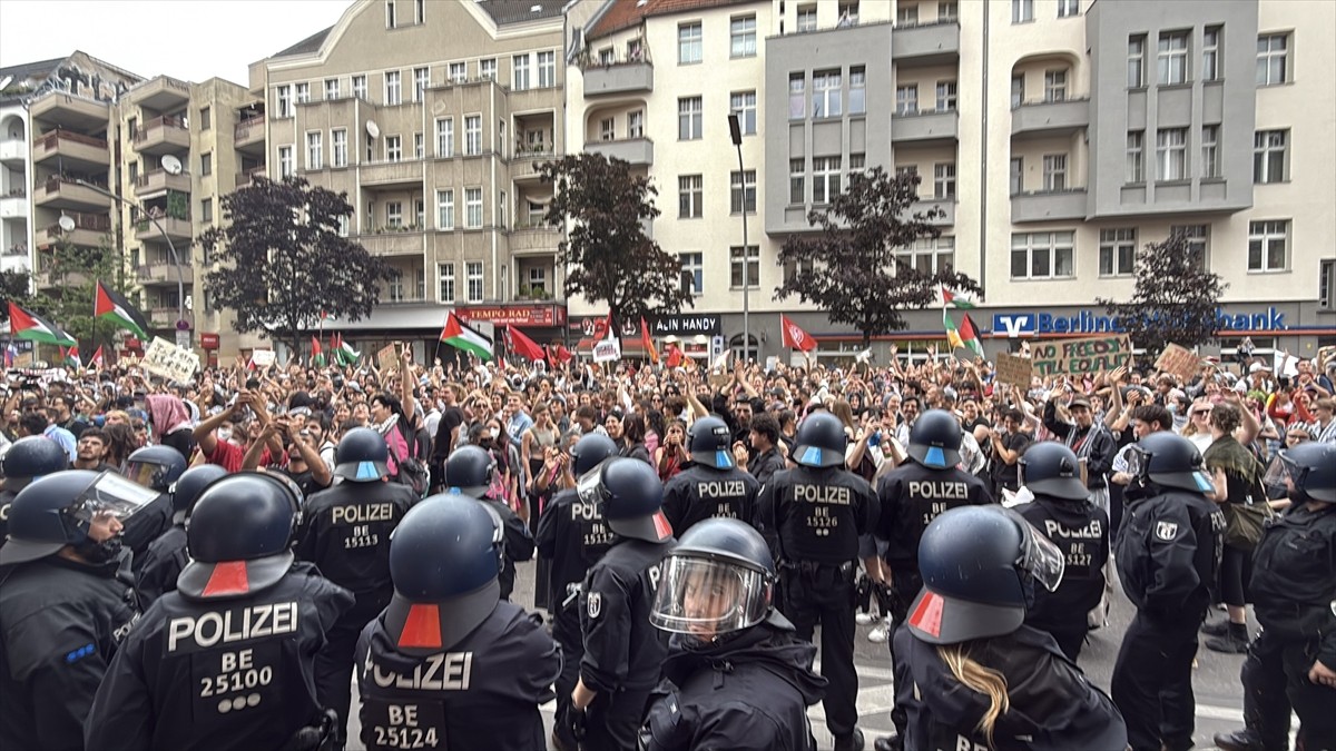 Almanya'nın başkenti Berlin'de polis, binlerce kişinin katıldığı Filistin'e destek gösterisine...