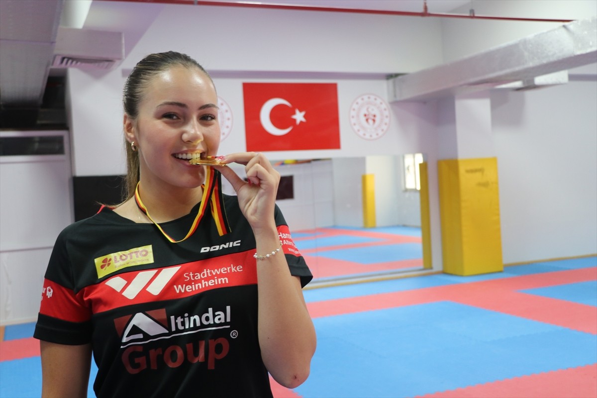 Almanya Masa Tenisi Ligi'nde (Bundesliga), takımı TTC 1946 Weinheim ile şampiyonluğa ulaşan ve bu...