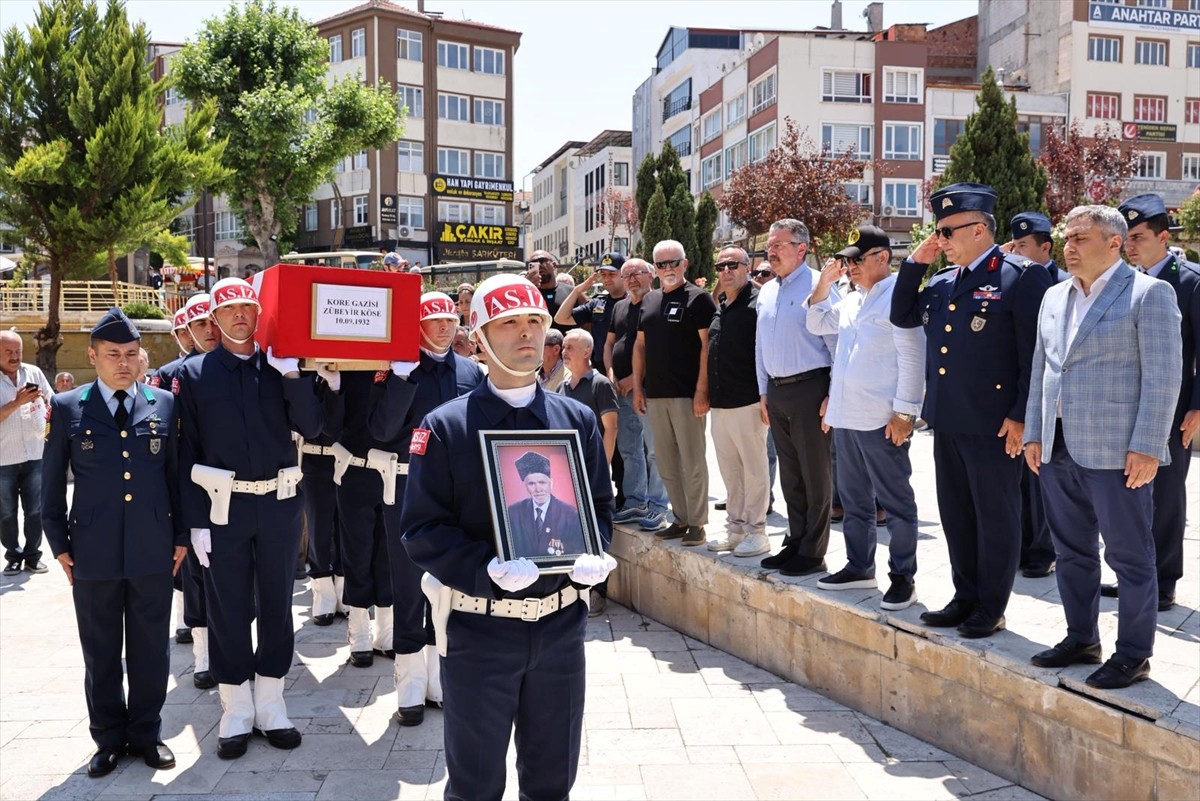 Amasya'nın Merzifon ilçesinde vefat eden Kore gazisi 93 yaşındaki Zübeyir Köse'nin cenazesi...