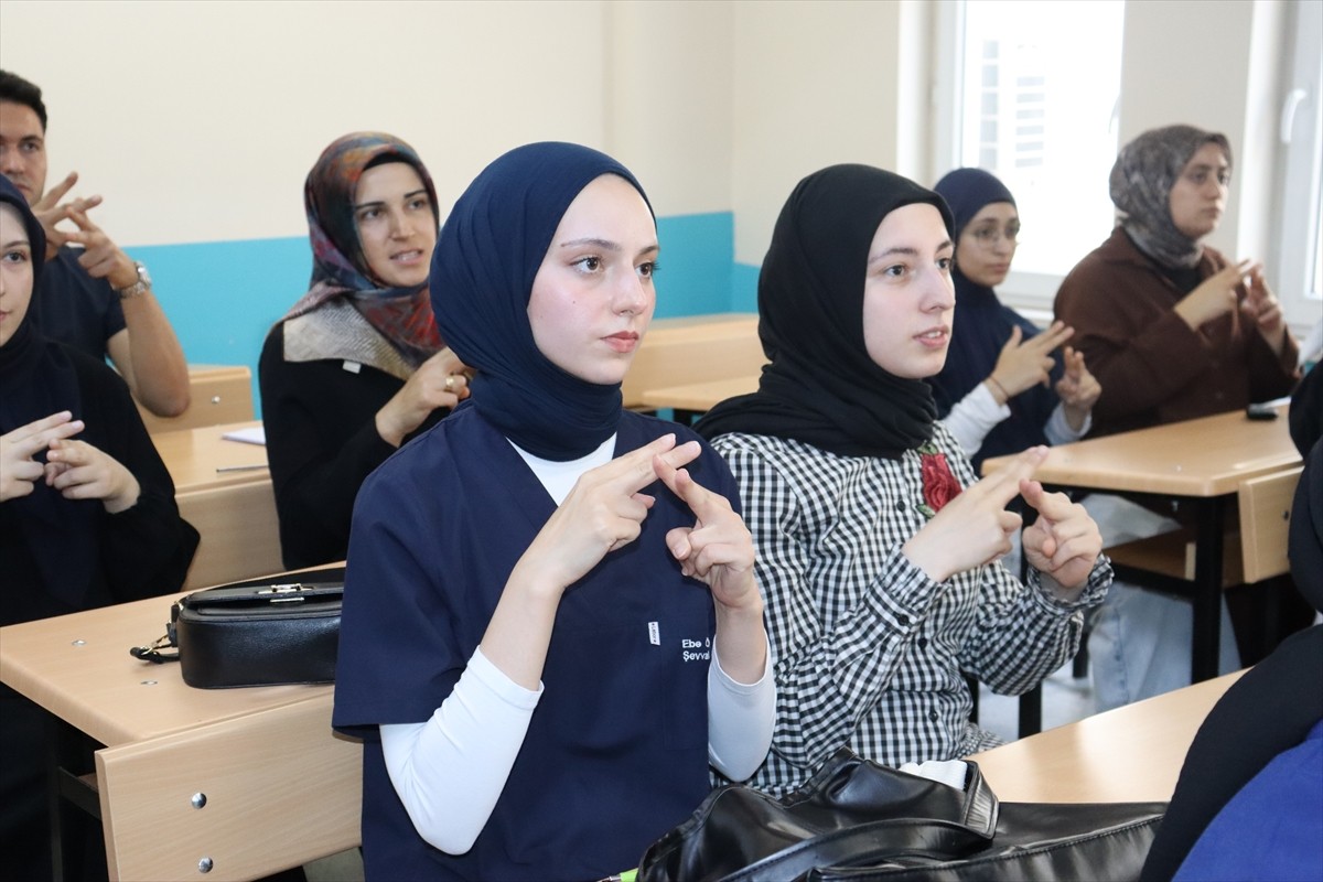 Amasya Şehit Mehmet Gök Halk Eğitimi Merkezi'nde açılan kursta 25 kursiyer, işaret dilini...