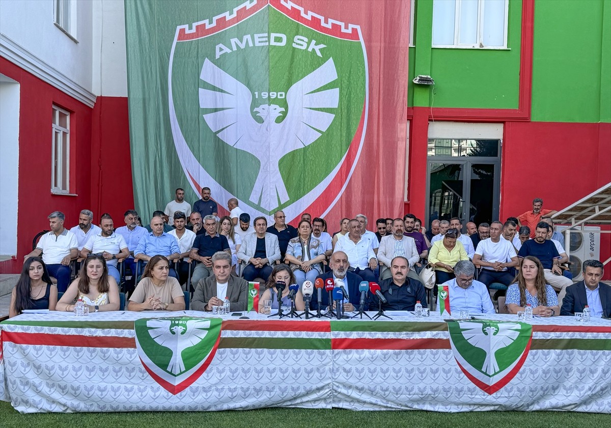Amed Sportif Faaliyetler Kulübü Başkanı Burç Baysal (sağ 2), Amedspor Şehmus Özer Tesislerinde...