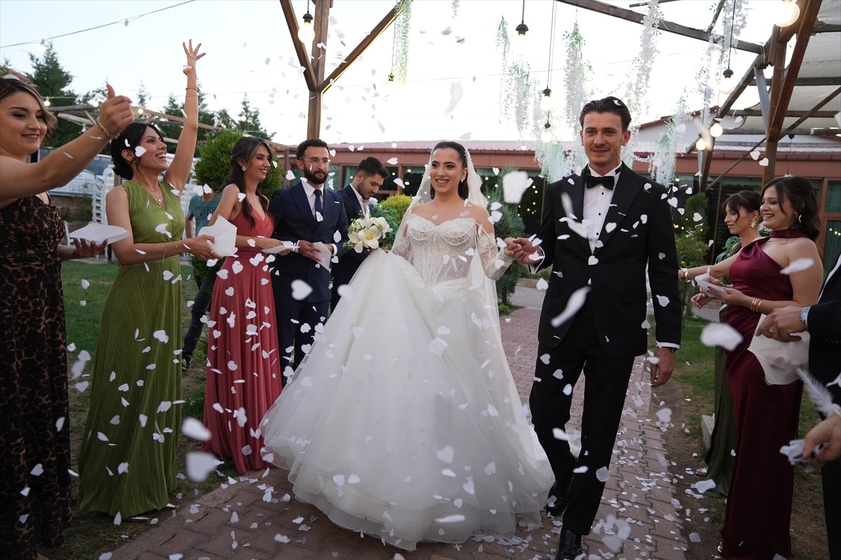 Anadolu Ajansı (AA) muhabirleri Ahmet Serdar Eser ve Zehra Tekeci, Konya'daki Altınsaray Kır Düğün...