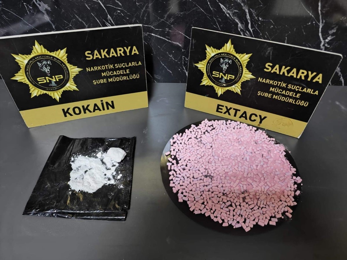 Anadolu Otoyolu'nun Sakarya kesiminde uyuşturucu ele geçirilen araçtaki 2 şüpheli tutuklandı....