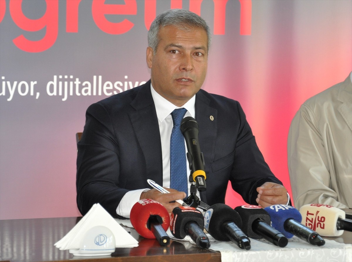 Anadolu Üniversitesinin, açıköğretim sisteminde gerçekleştirdiği dijital dönüşüm süreci, "Değişime...