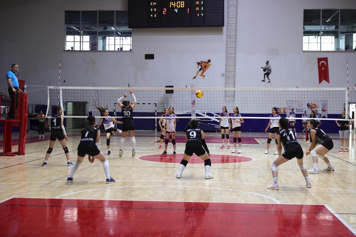 Anadolu Yıldızlar Ligi 1. Etap 8. Grup Voleybol Müsabakaları, Hakkari'de başladı. Gençlik ve Spor...