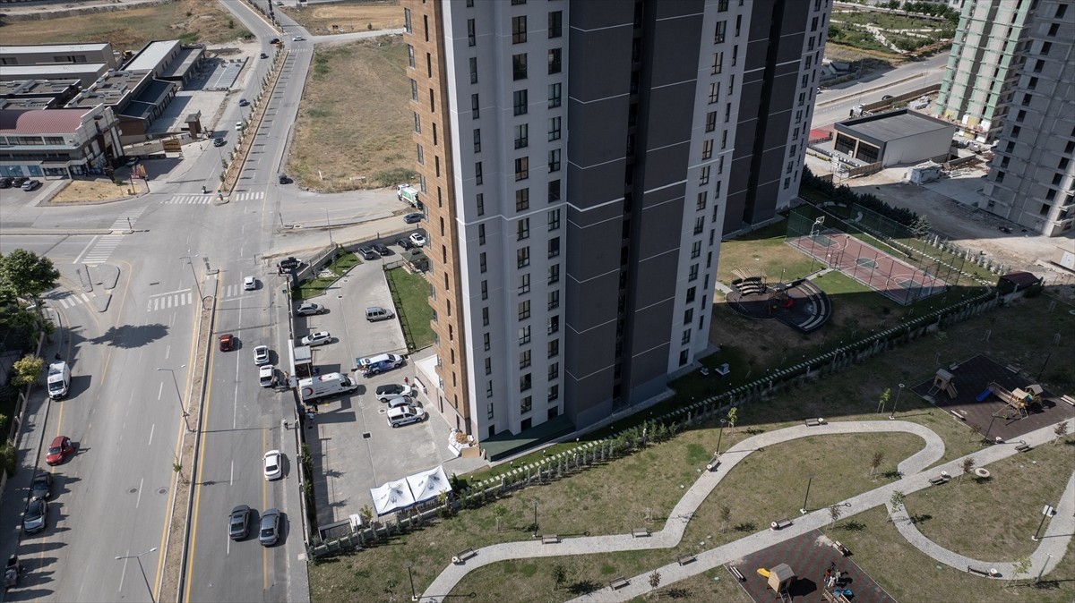 Ankara'nın Çankaya ilçesinde 3 kişinin hayatını kaybettiği yangınla ilgili itfaiye ekiplerinin...