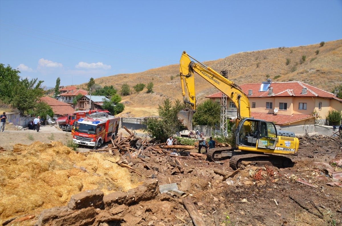  Ankara'nın Çubuk ilçesinde 2 evde çıkan yangın, itfaiye ekipleri tarafından söndürüldü.