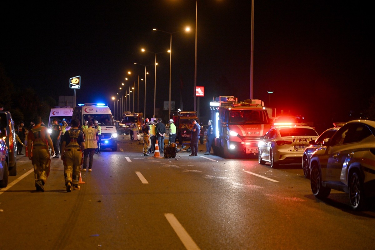 Ankara'nın Etimesgut ilçesinde iki otomobilin çarpışması sonucu 2 kişi yaşamını yitirdi.