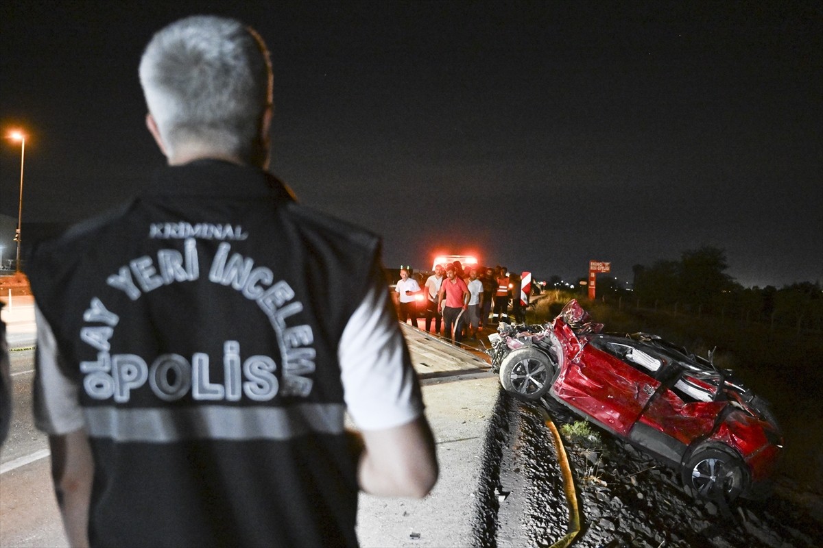 Ankara'nın Kahramankazan ilçesinde iki otomobilin çarpışması sonucu 3 kişi öldü, 2 kişi...
