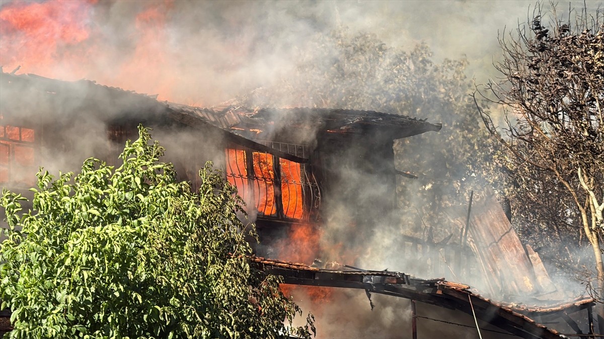Ankara'nın Kızılcahamam ilçesinde çıkan yangında 8 ev kullanılamaz hale geldi. Yangın, itfaiye...