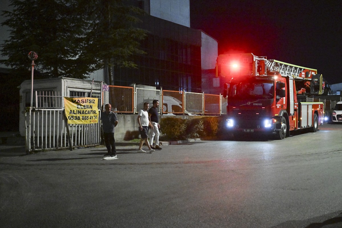 Ankara'nın Sincan ilçesinde, konveyör bant fabrikasında çıkan yangın söndürülmeye...
