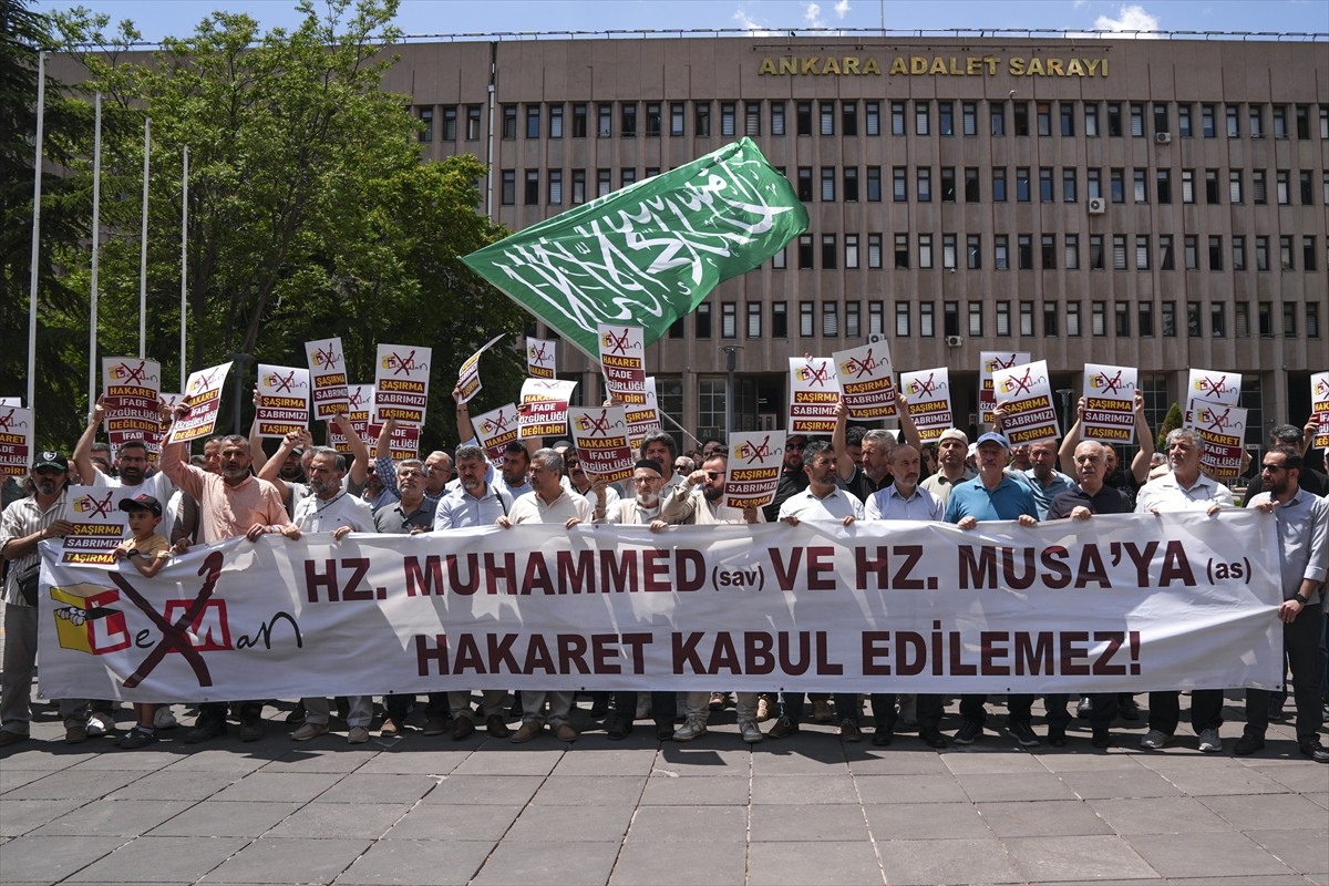 Ankara İnanç Özgürlüğü Platformu üyeleri, Hazreti Muhammed'in karikatür çizimini yayımlayan Leman...