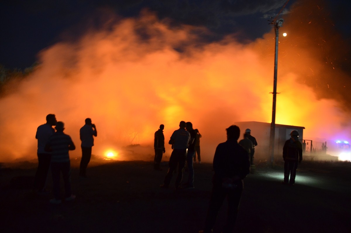 Ankara’nın Kahramankazan ilçesindeki eski çöp dökme sahasında çıkan yangın, itfaiye ekiplerinin...