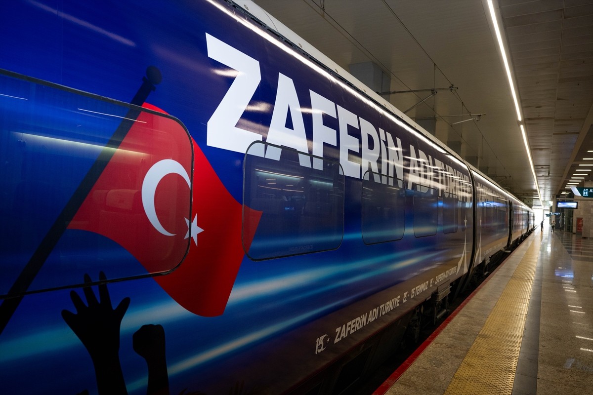  Ankara Tren Garı'nda düzenlenen, Ankara-İstanbul arasında ilk seferine çıkan "15 Temmuz Demokrasi...