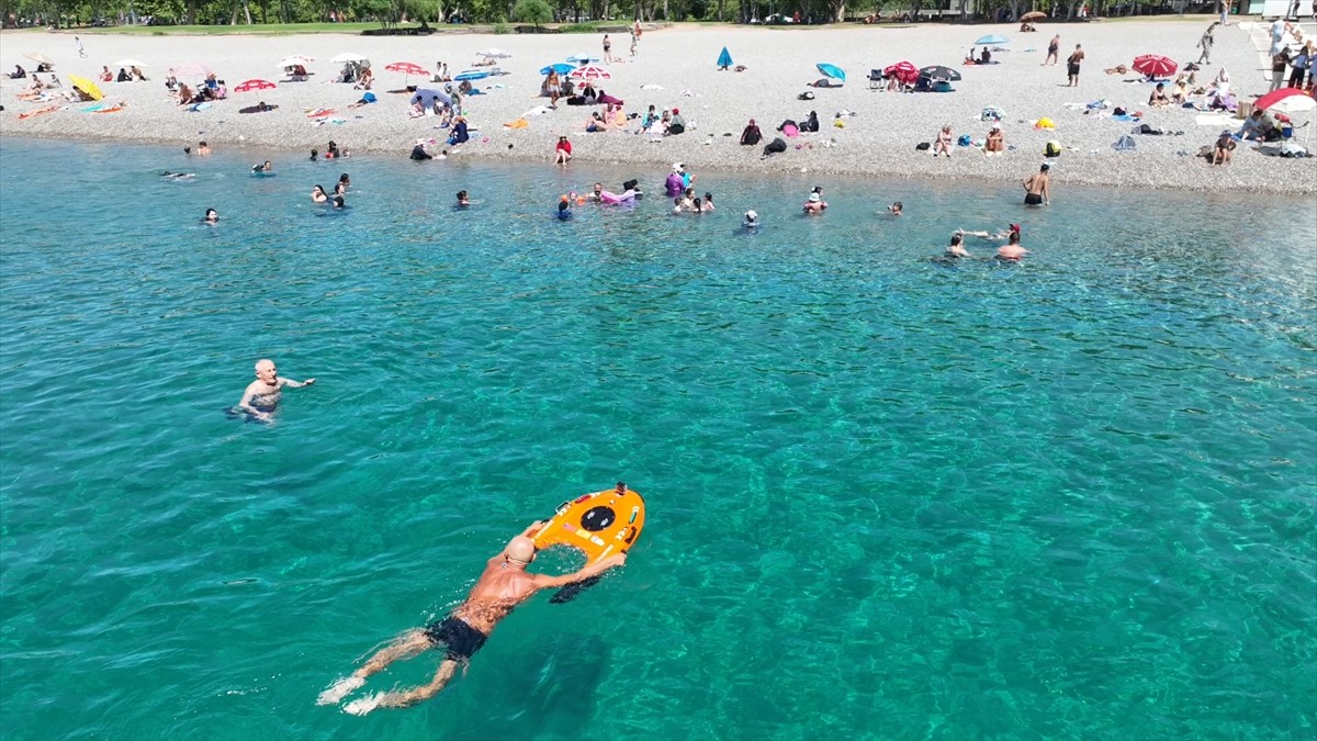 Antalya'da insansız cankurtaran robotu, yaz sezonunda plajlarda yerli ve yabancı turistlere hizmet...