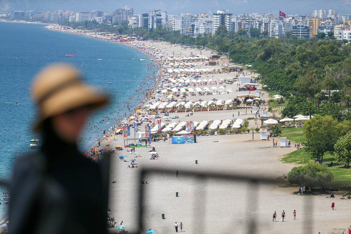 Antalya'da yüzde 77'ye ulaşan nemden ve yüksek sıcaklıktan bunalanlar sahilleri doldurdu....