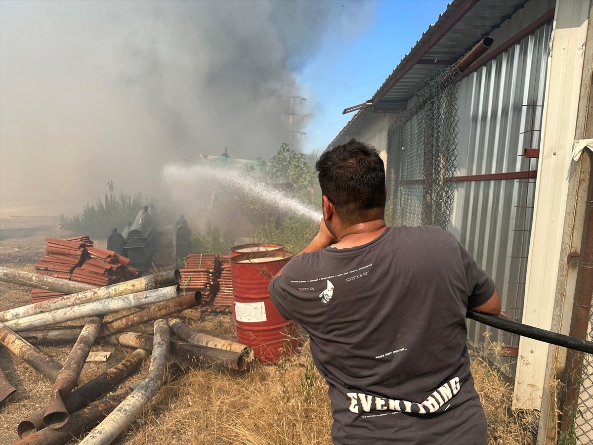 Antalya'nın Aksu ilçesi Cihadiye Mahallesi'ndeki otluk alanda çıkan ve iş yerlerine sıçrayan...