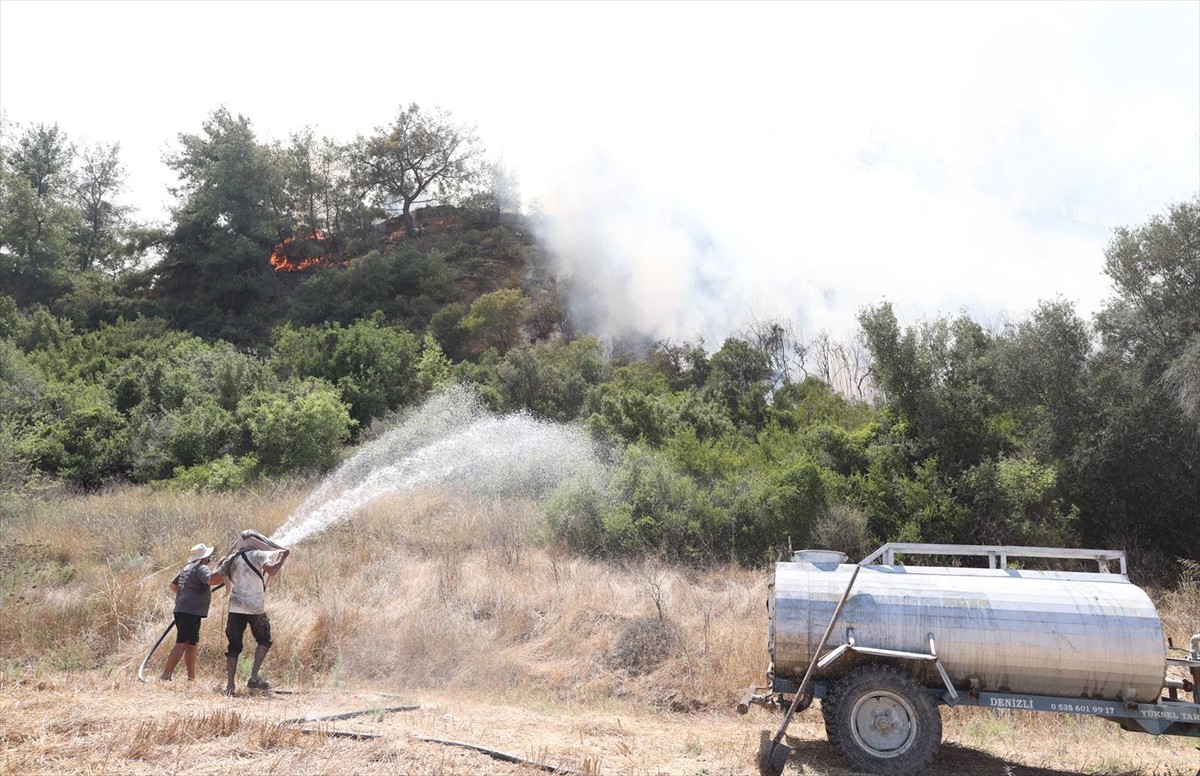 Antalya'nın Aksu ilçesinde ormanlık alanda çıkan yangına havadan ve karadan müdahale...