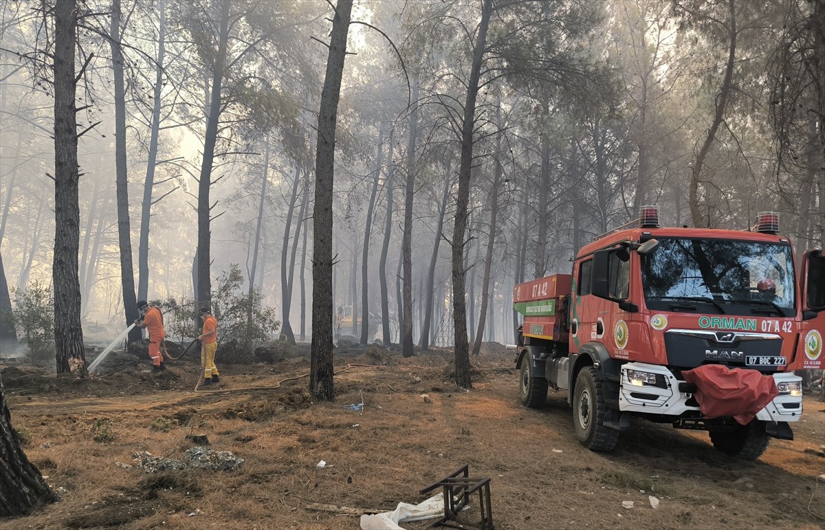 Antalya'nın Aksu ilçesindeki ormanlık alanlarda çıkan yangına havadan ve karadan müdahale...