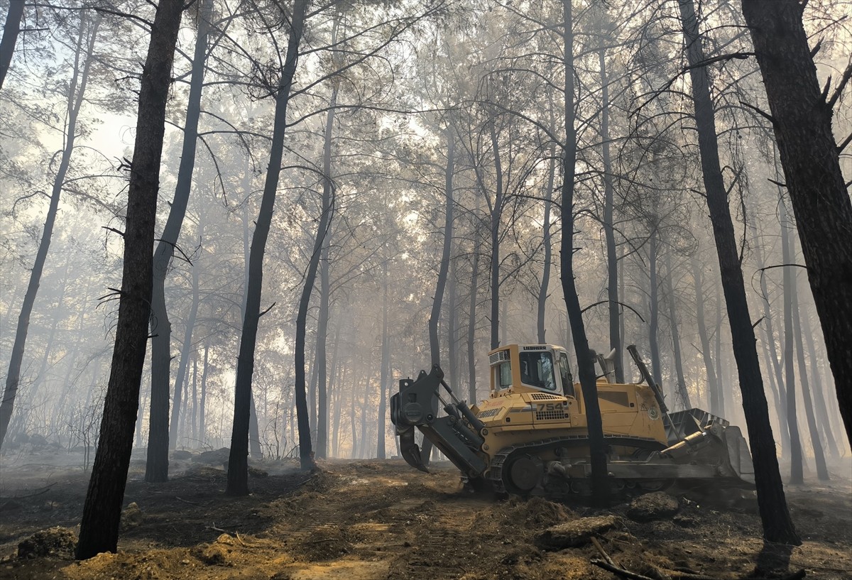 Antalya'nın Aksu ilçesindeki ormanlık alanlarda çıkan yangına havadan ve karadan müdahale...