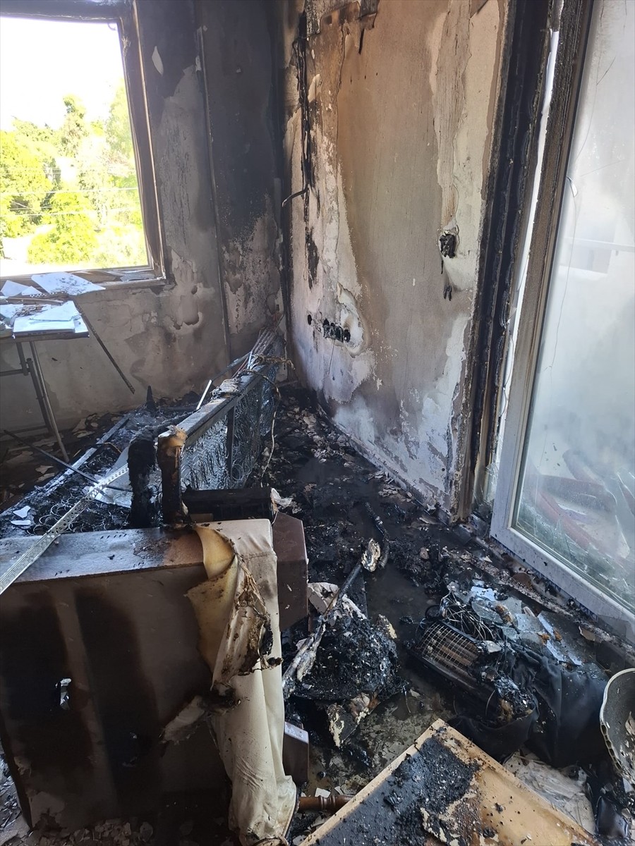 Antalya'nın Alanya ilçesinde bir dairede yandı. Yangın nedeniyle daire kullanılmaz hale geldi.