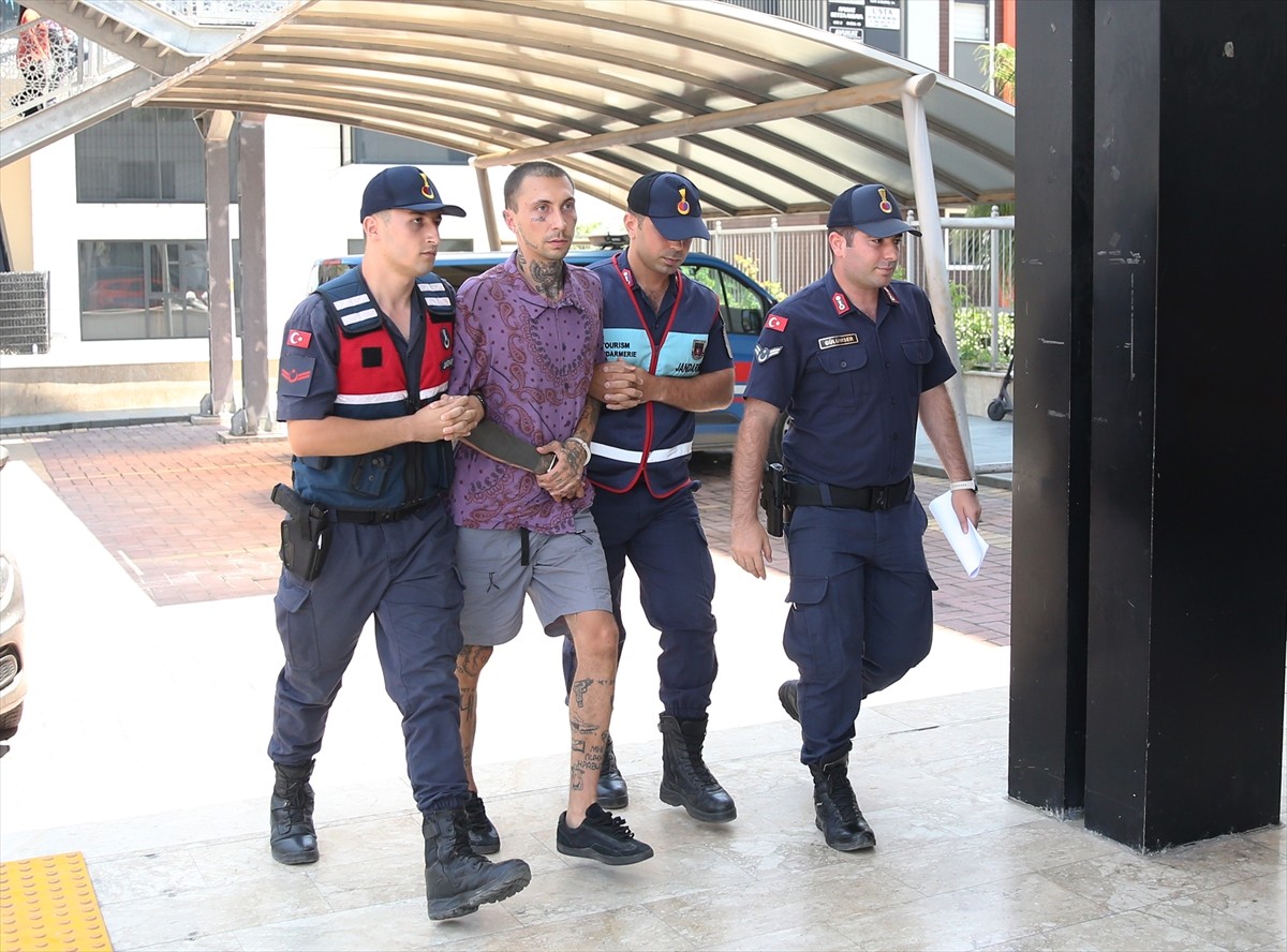 Antalya'nın Alanya ilçesinde çıkan kavgada Rus uyruklu Andrey Makarov'un bıçaklanarak...