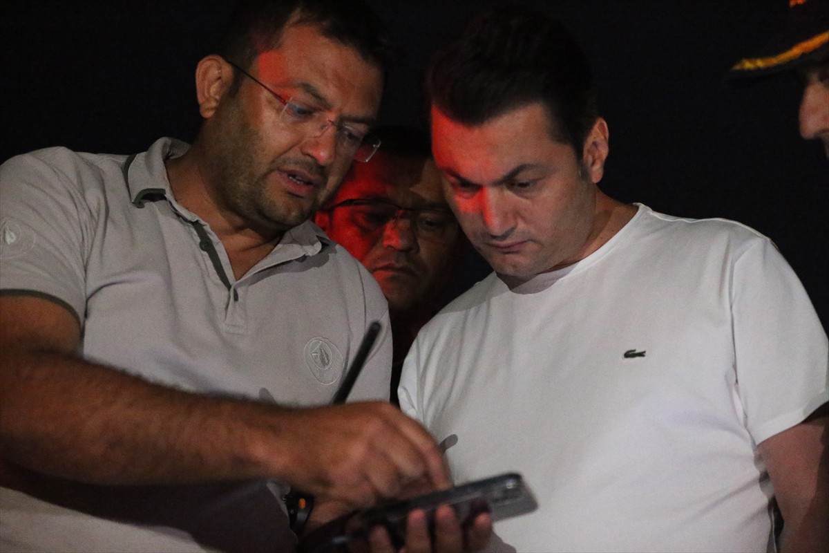 Antalya'nın Alanya ve Gazipaşa ilçelerindeki yangınlara havadan ve karadan müdahale devam...