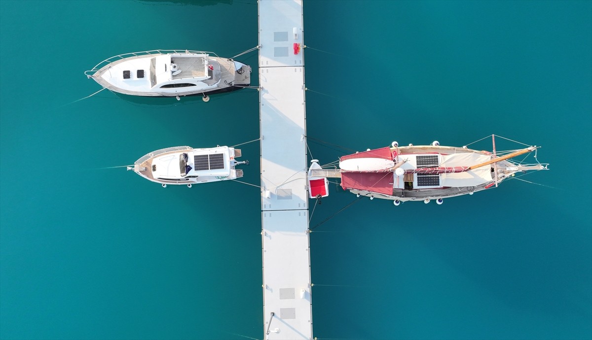 Antalya'nın Demre ilçesinde, Ulaştırma ve Altyapı Bakanı Abdulkadir Uraloğlu ile kent protokolünün...