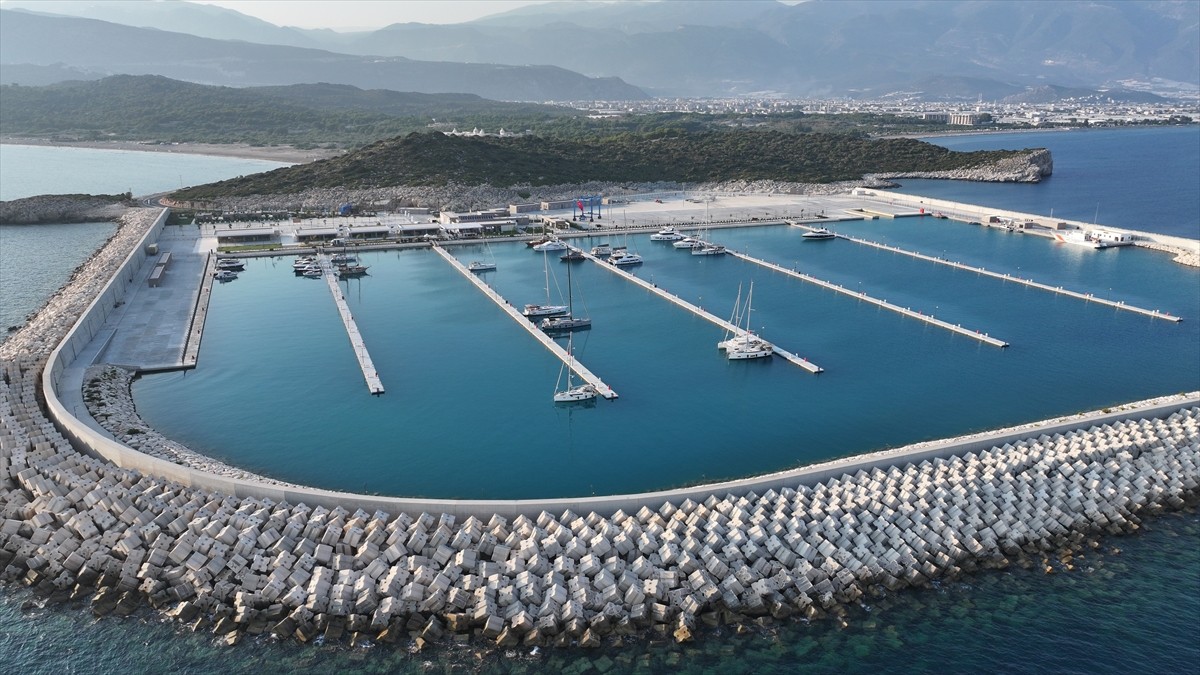 Antalya'nın Demre ilçesinde, Ulaştırma ve Altyapı Bakanı Abdulkadir Uraloğlu ile kent protokolünün...