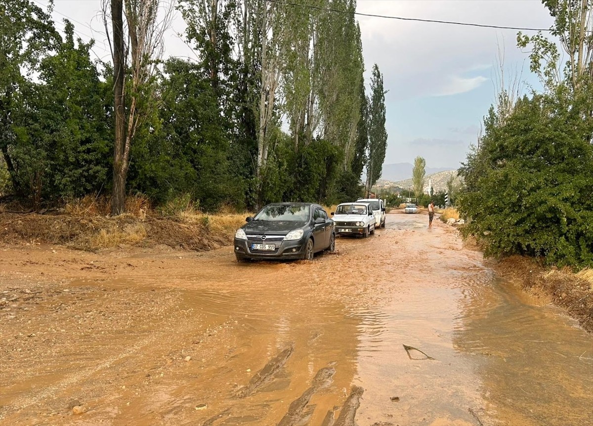Antalya'nın Elmalı ilçesinde, sağanak, dolu ve hortum hayatı olumsuz etkiledi. Sağanak nedeniyle...