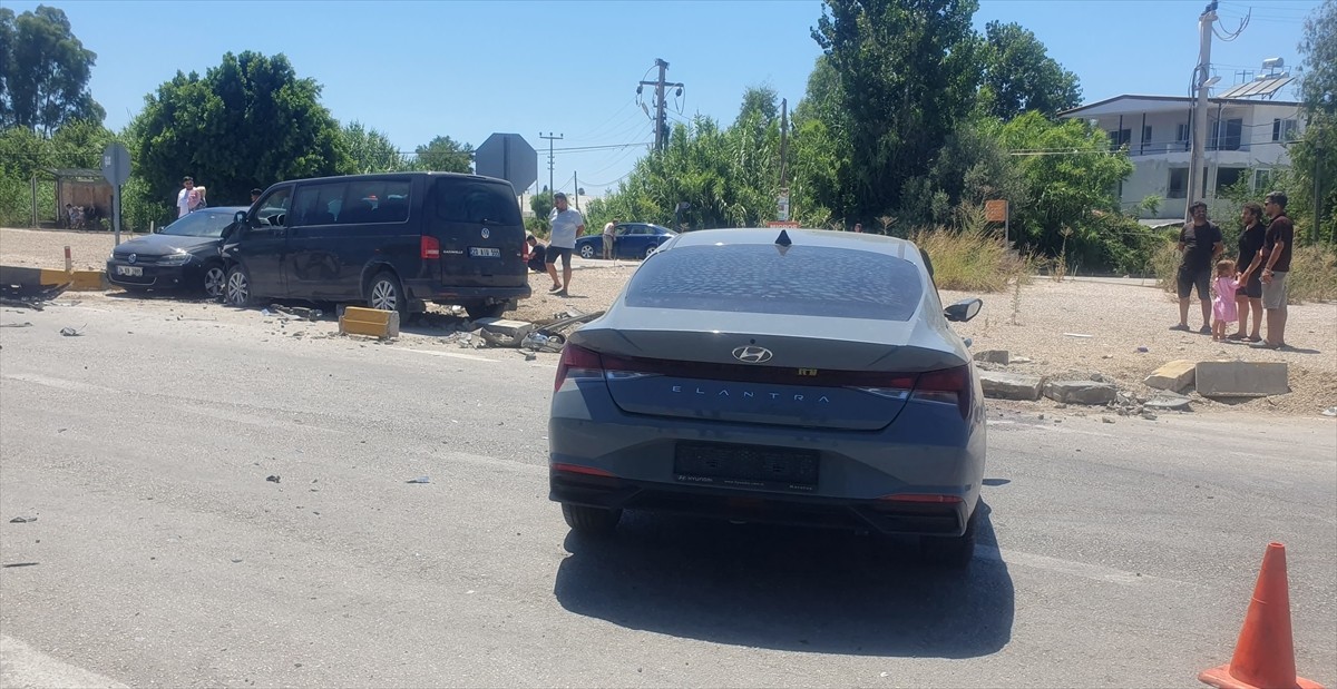 Antalya'nın Kaş ilçesinde iki otomobil ve hafif ticari aracın karıştığı kazada 5 kişi...