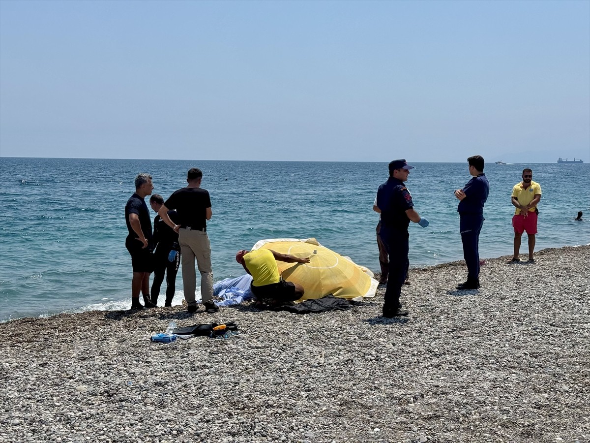 Antalya'nın Konyaaltı ilçesi sahilinde, kıyıya vurmuş erkek cesedi bulundu.
