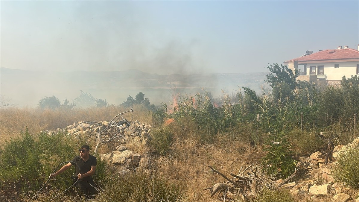 Antalya'nın Manavgat'taki ormanlık alanda çıkan yangın kontrol altına alındı.