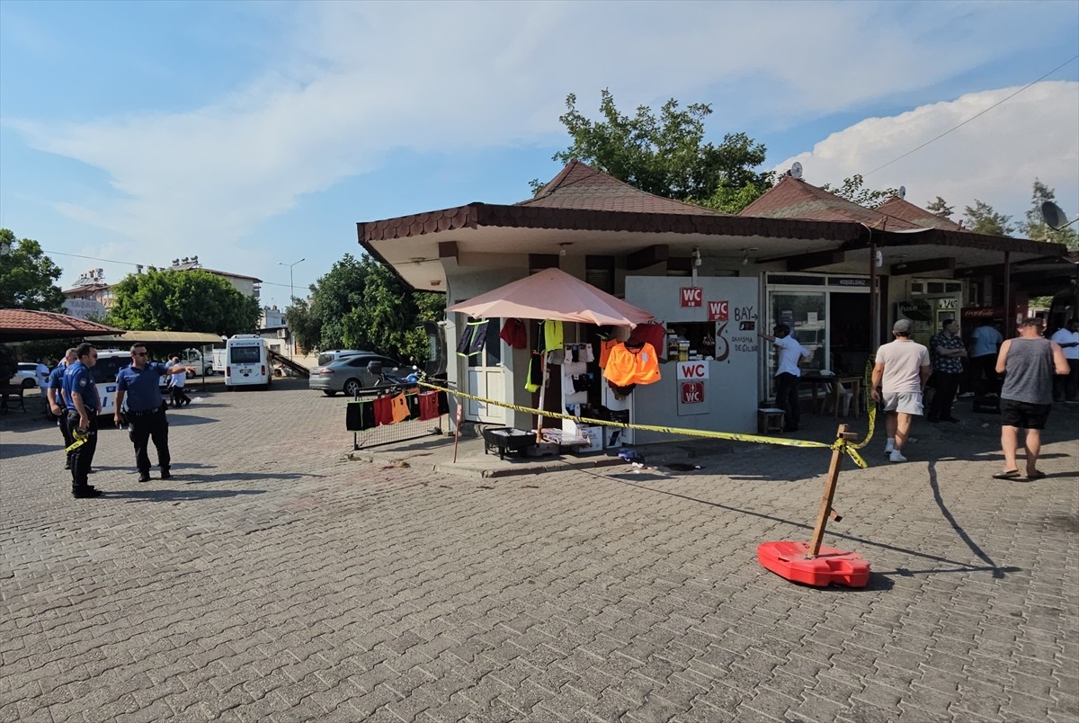 Antalya'nın Manavgat ilçesindeki dolmuş durağında meslektaşı tarafından bıçaklanan şoför, ağır...