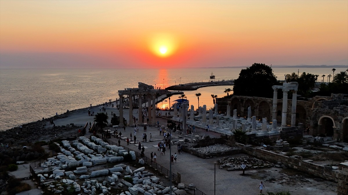 Antalya'nın Manavgat ilçesindeki tarihi Side Antik Kenti'nde yer alan Apollon Tapınağı, gün...