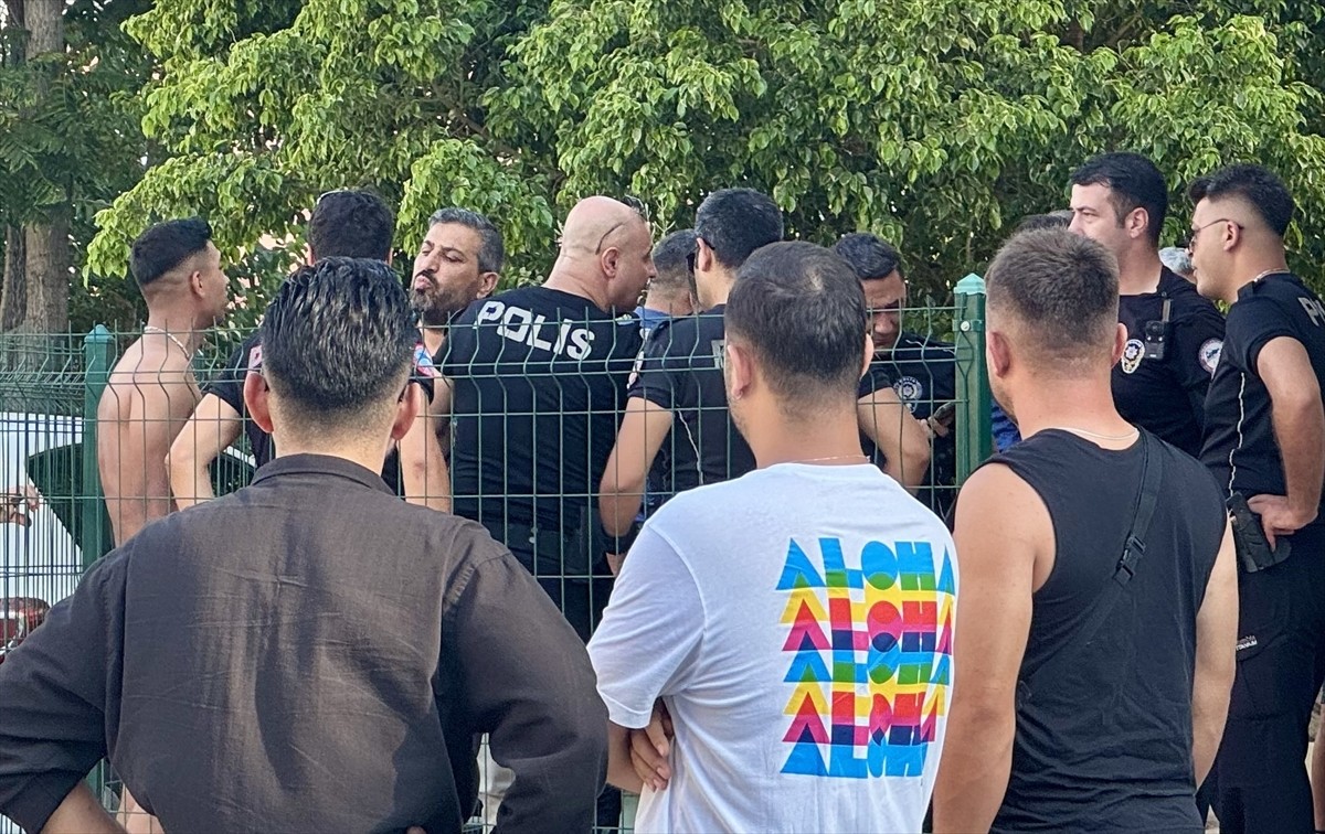 Antalya'nın Muratpaşa ilçesinde bir kişi evinde bıçaklanmış halde ölü bulundu. Olayla ilgili...