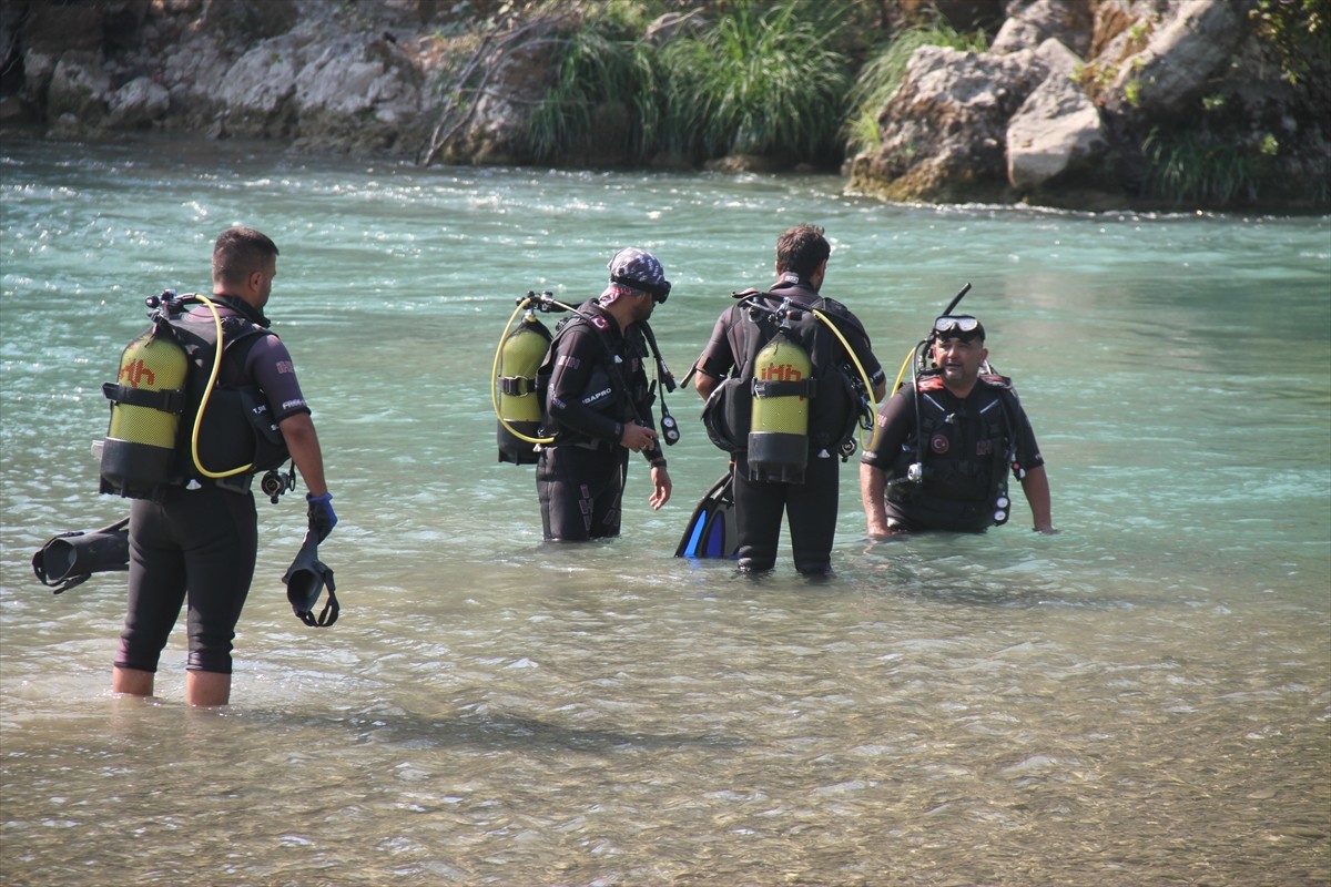 Antalya'nın Serik ilçesinde ırmakta akıntıya kapılan 15 yaşındaki çocuğun bulunması için ekiplerce...