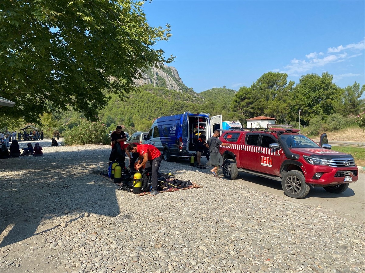 Antalya'nın Serik ilçesinde ırmakta akıntıya kapılarak kaybolan 15 yaşındaki çocuğu bulmak için...