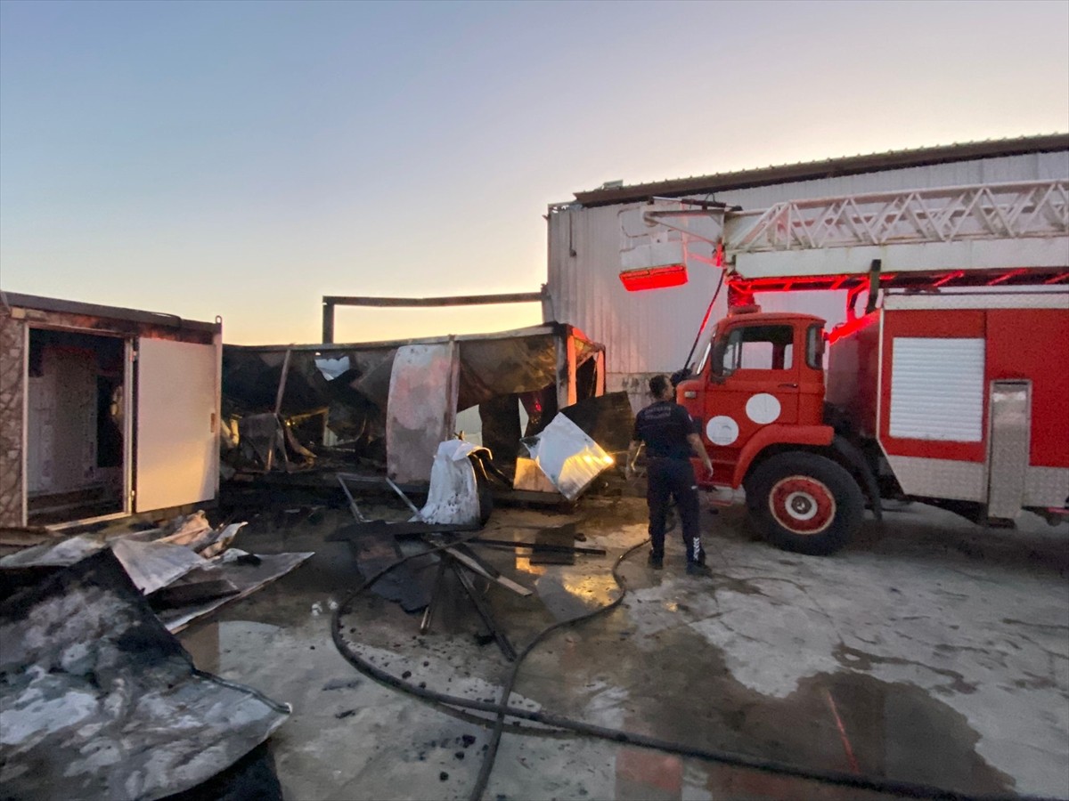 Antalya'nın Serik ilçesinde işçilerin kaldığı konteynerde çıkan yangını itfaiye...