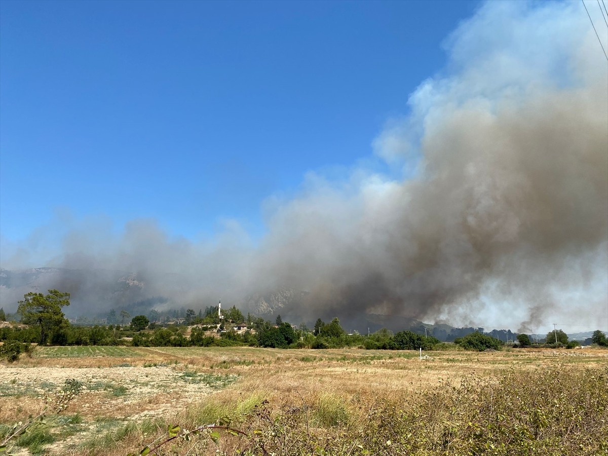 Antalya'nın Serik ilçesinde ormanlık alanda çıkan yangına havadan ve karadan müdahale...